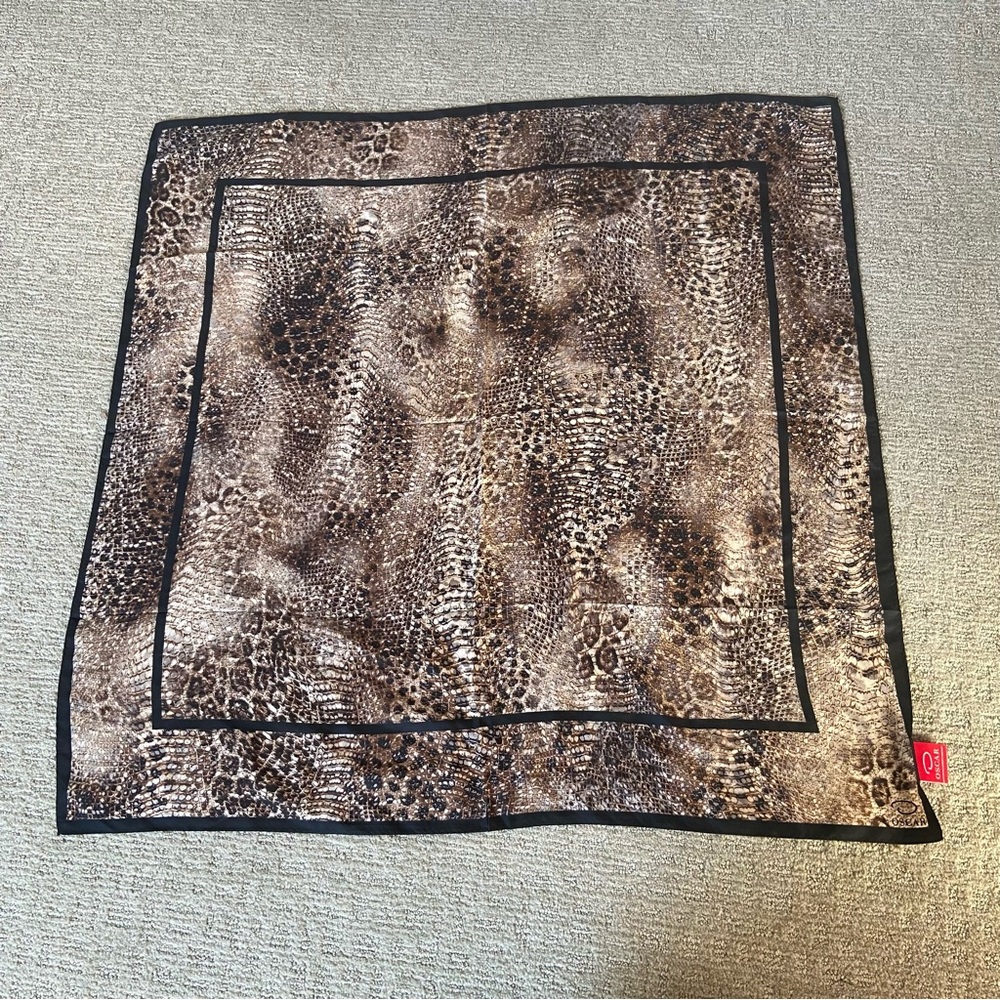 OSCAR de la renta Scarf Black Brown 100% Silk Animal Pattern Scarf 34 x  34